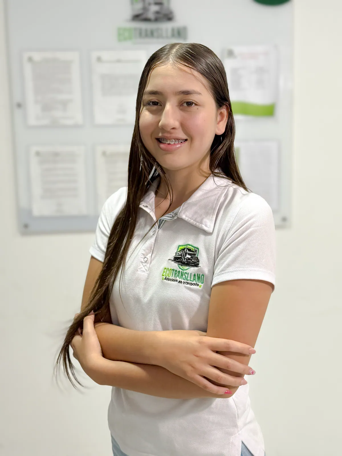 Integrante del equipo de ECOTRANSLLANO con uniforme corporativo.