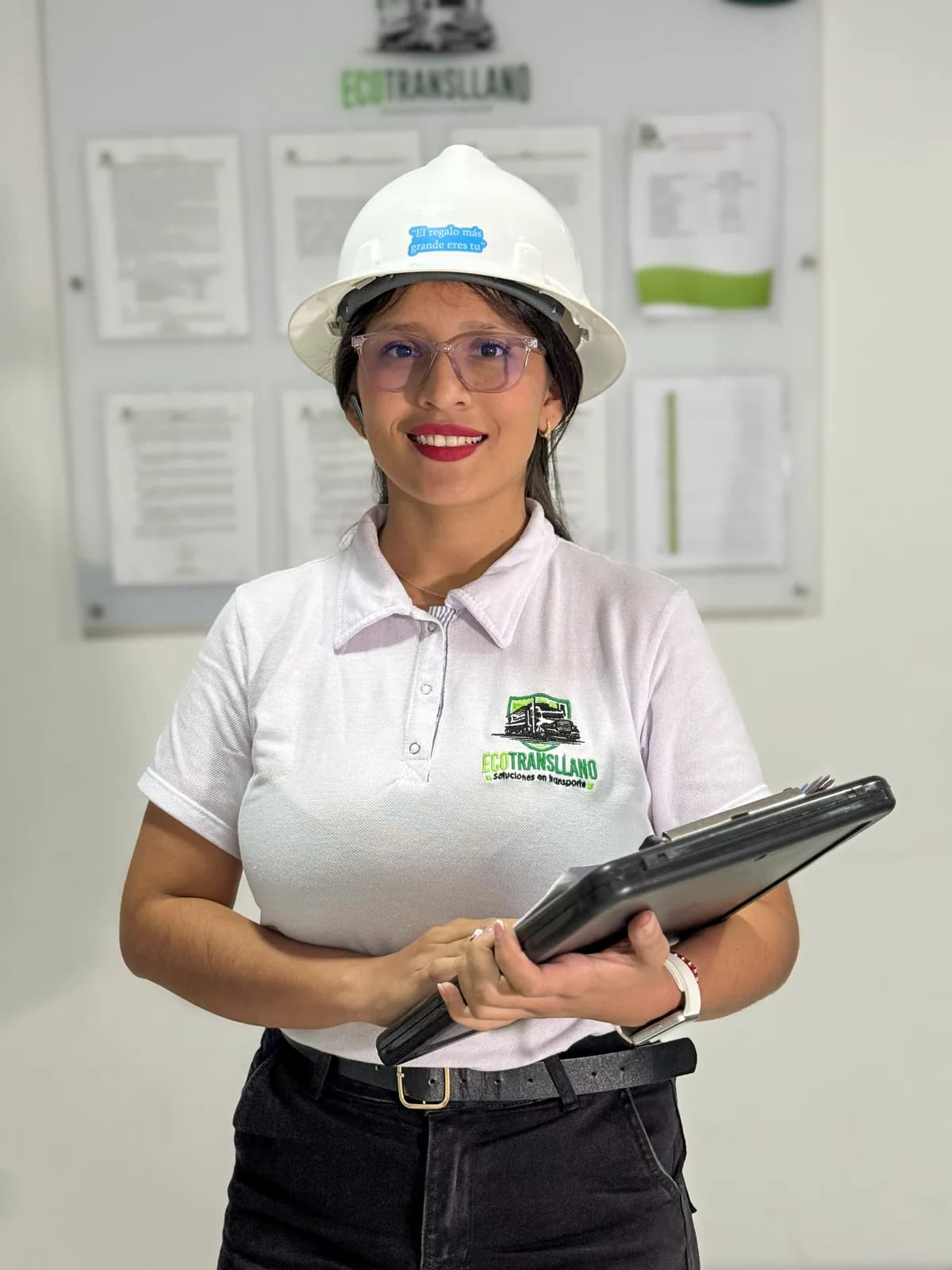 Integrante de ECOTRANSLLANO con casco, gafas de seguridad y documentación operativa.