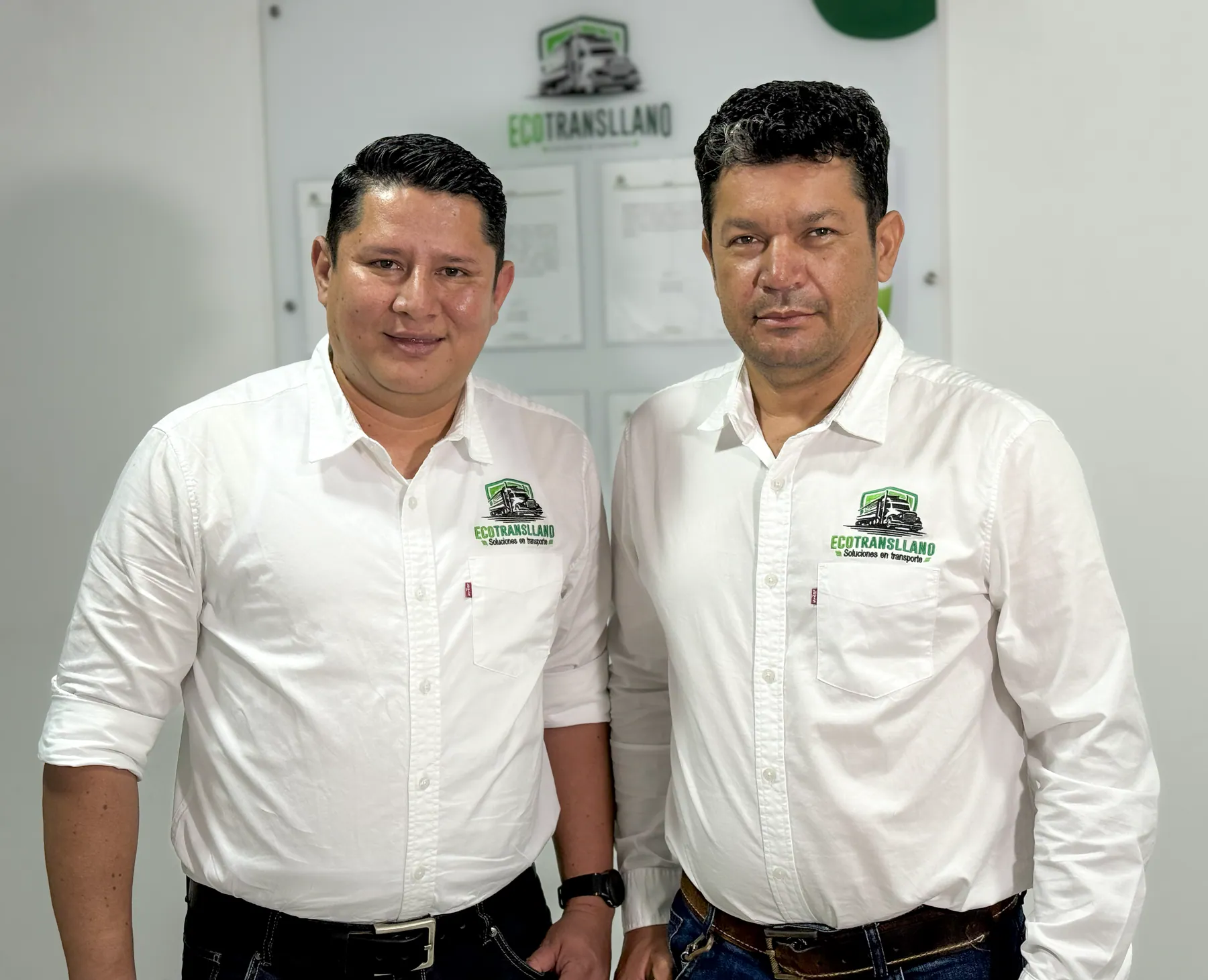 Socios de ECOTRANSLLANO con uniformes corporativos en las instalaciones de la empresa.
