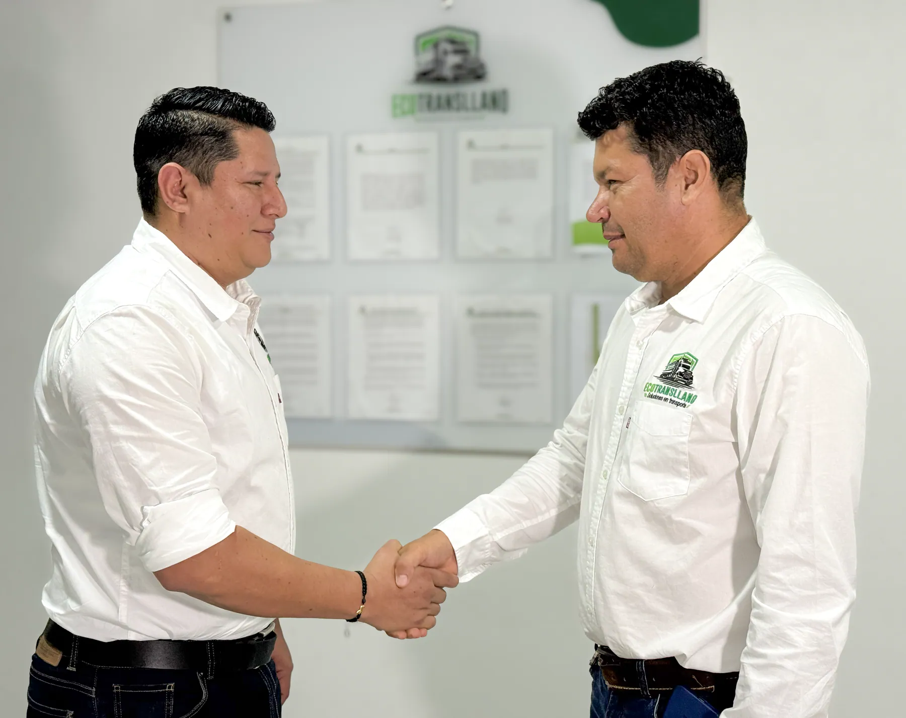 Socios de ECOTRANSLLANO estrechando sus manos en las instalaciones de la empresa.