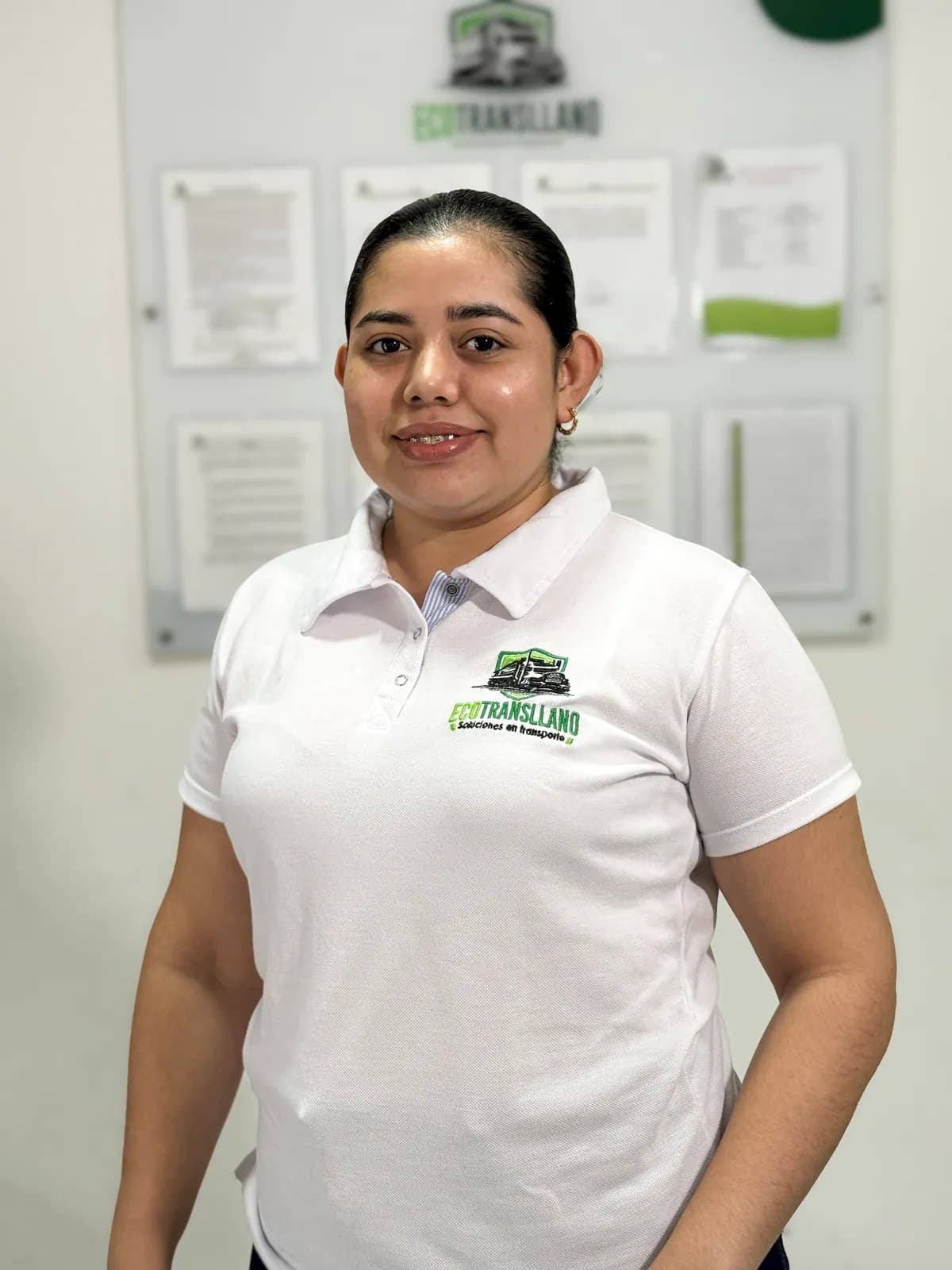 Integrante del equipo de ECOTRANSLLANO con uniforme corporativo.