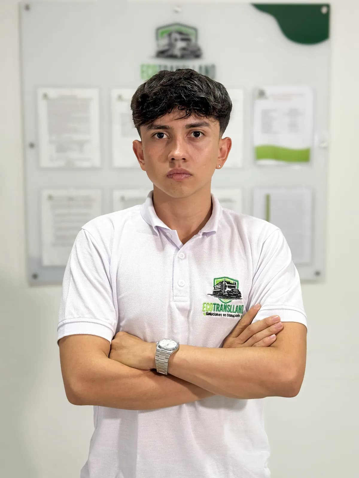 Integrante del equipo de ECOTRANSLLANO con uniforme corporativo.