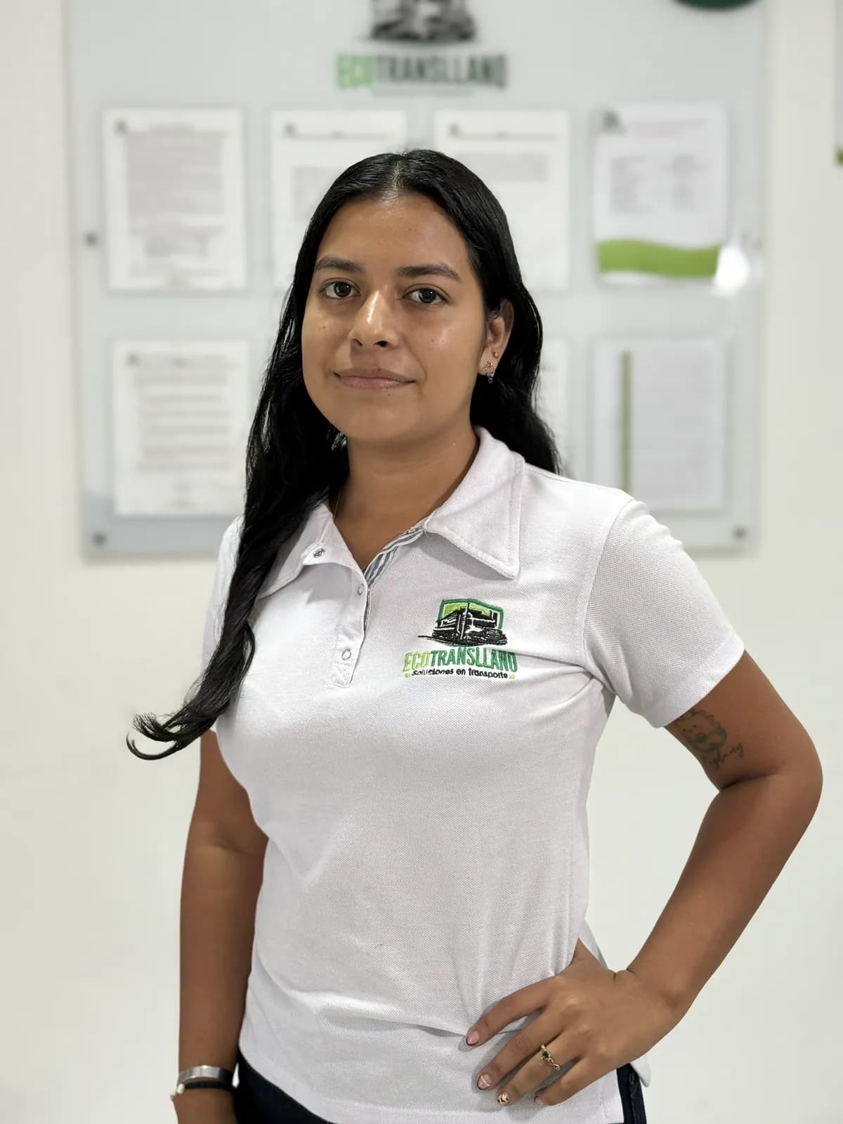 Integrante del equipo de ECOTRANSLLANO con uniforme corporativo.