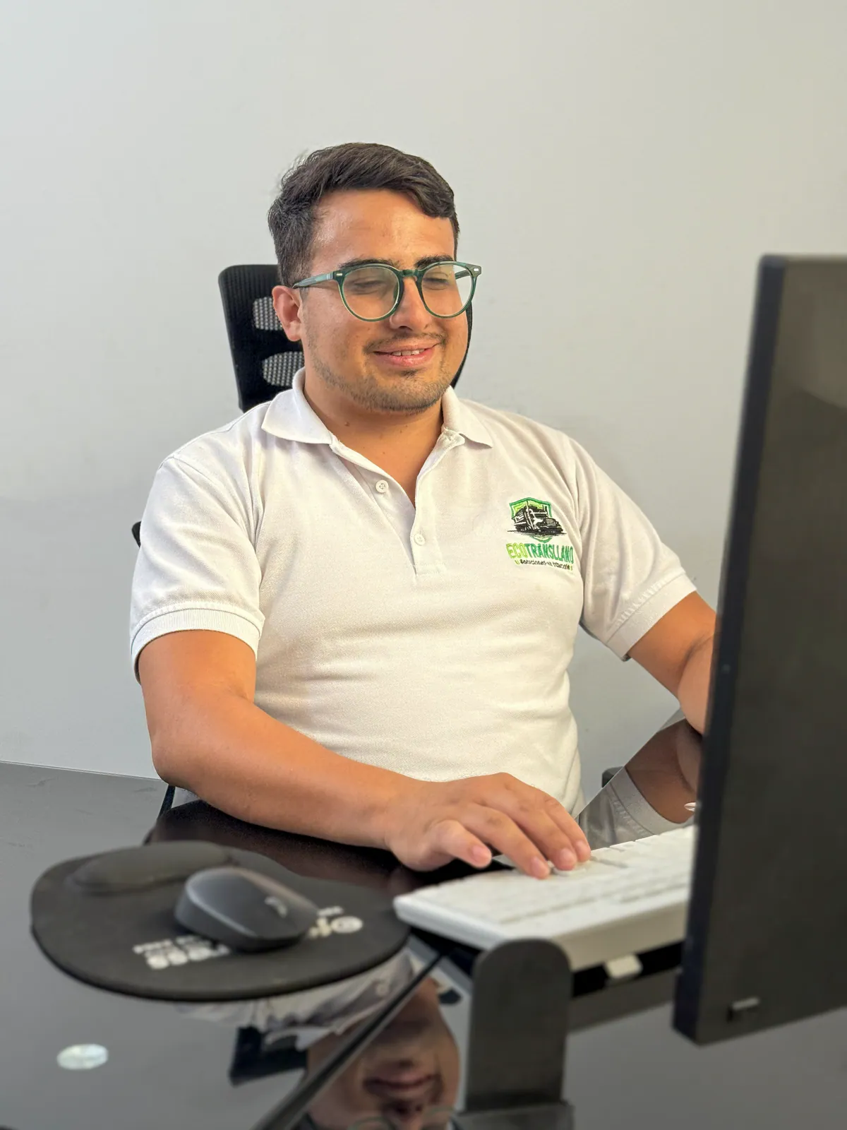Integrante de ECOTRANSLLANO trabajando en una estación administrativa.