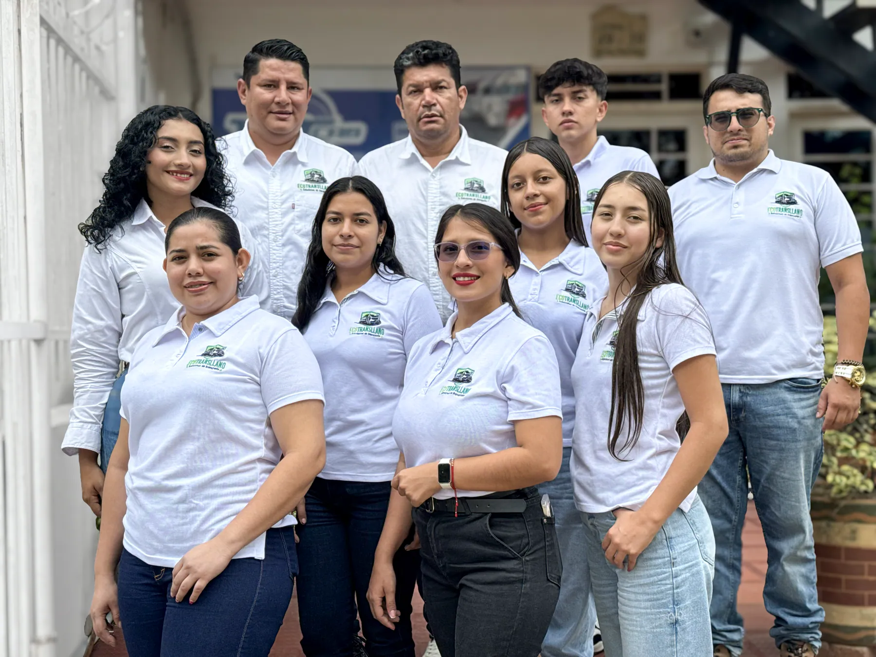 Equipo humano de ECOTRANSLLANO reunido frente a las instalaciones de la empresa.